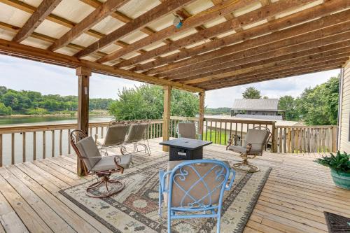 Tennessee River Retreat Multi-Level Deck and Views