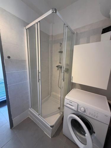 douche, Duplex avec vue fontaine et clocher Centre Barjols in Barjols