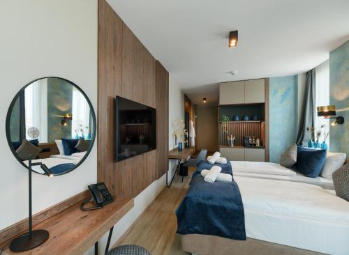 Superior Twin Room image 10