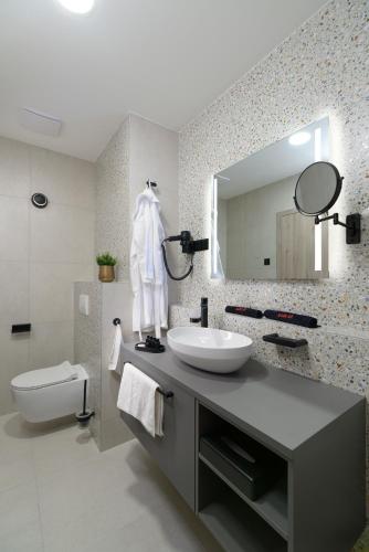 Deluxe Double Room image 5
