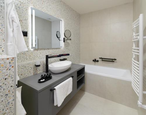 Deluxe Double Room image 6
