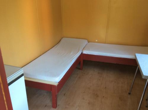2 twin beds