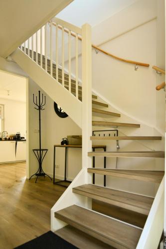Villa Maroma Regal Veerse Meer, gratis 4 E-bikes, gratis laden EV, trampoline in Kamperland