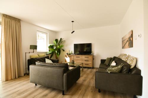 Villa Maroma Regal Veerse Meer, gratis 4 E-bikes, gratis laden EV, trampoline in Kamperland