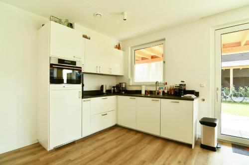Villa Maroma Regal Veerse Meer, gratis 4 E-bikes, gratis laden EV, trampoline in Kamperland