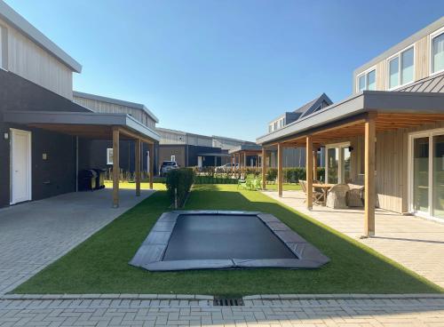 Villa Maroma Regal Veerse Meer, gratis 4 E-bikes, gratis laden EV, trampoline in Kamperland