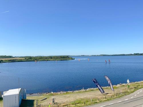 Villa Maroma Regal Veerse Meer, gratis 4 E-bikes, gratis laden EV, trampoline in Kamperland