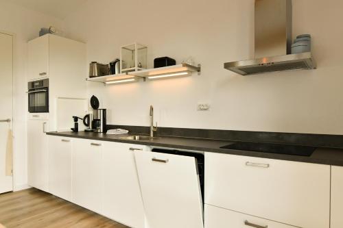 Villa Maroma Mistral Veerse Meer gratis 4 E-bikes gratis laden EV trampoline in Kamperland