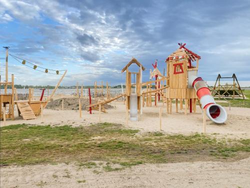 Villa Maroma Mistral Veerse Meer gratis 4 E-bikes gratis laden EV trampoline in Kamperland