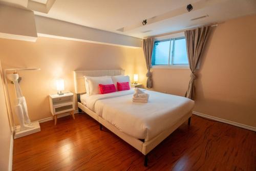 Stylish 2BR Home with Front Yard and Free Parking