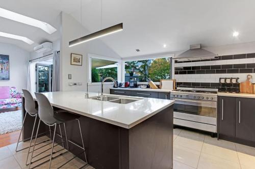 Executive Retreat minutes to Takapuna and CBD, Auckland (photo 2)