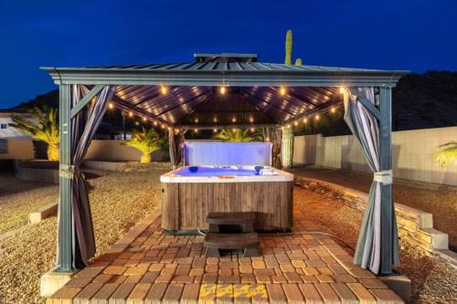 อ่างแช่น้ำร้อน, 4BR Mesa Mountainside Retreat with Pool, Hot Tub and Games in อาปาเช่จังค์ชั่น