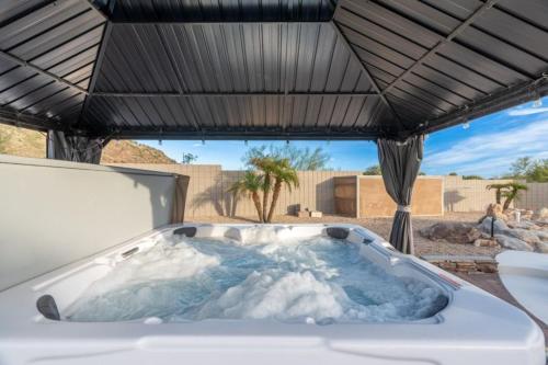 อ่างแช่น้ำร้อน, 4BR Mesa Mountainside Retreat with Pool, Hot Tub and Games in อาปาเช่จังค์ชั่น