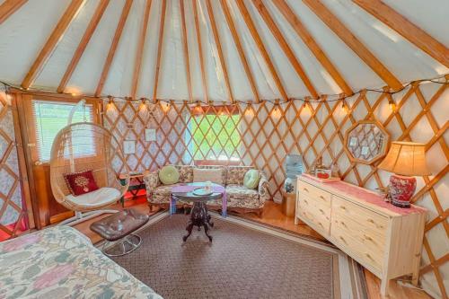 Farm Stay Yurt - 7 min St Albans in Fairfield (VT)