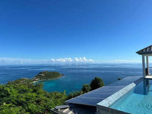 Pool Villa with Vast Views of Crisp Ocean Horizon - Villa Panache – khách sạn tại Cruz Bay