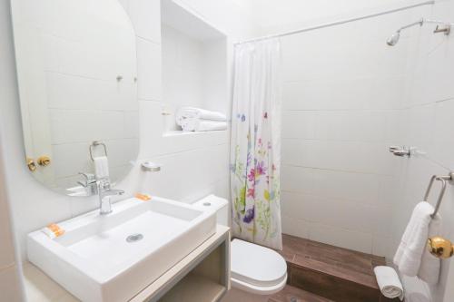 Twin Room image 4