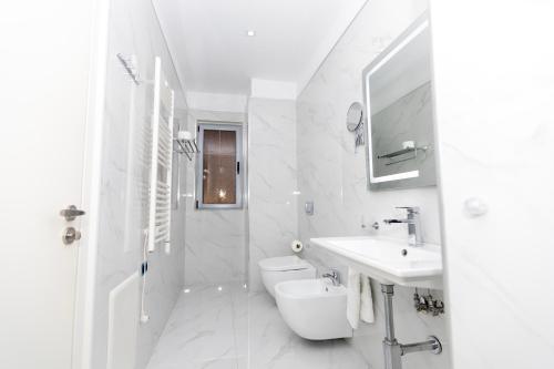 Double Room with Balcony image 3