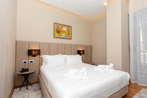Double Room with Balcony image 5