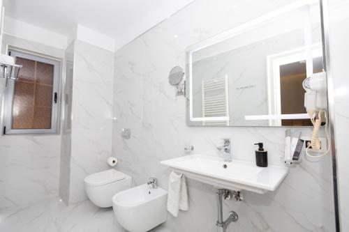 Double Room with Balcony image 7
