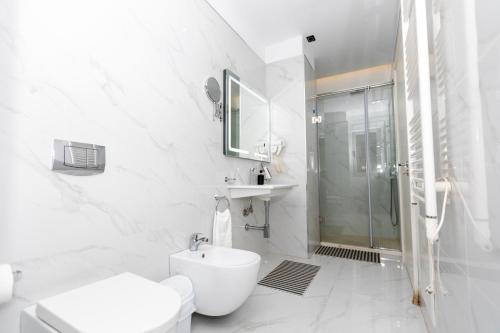 Double Room with Balcony image 10