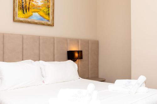 Double Room with Balcony image 6