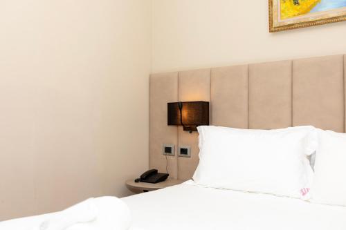 Double Room with Balcony image 2