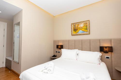 Double Room with Balcony image 8