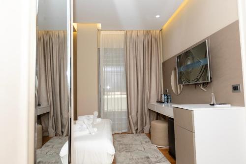 Double Room with Balcony image 4