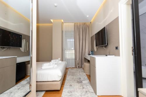 Double Room with Balcony image 9
