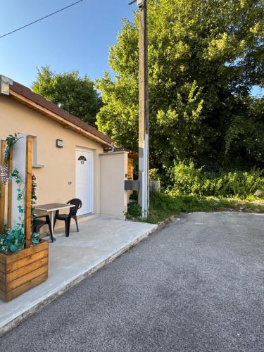Studio neuf très calme - Location saisonnière - Poligny