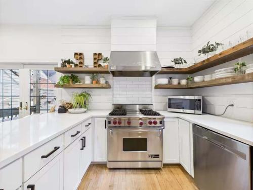 Spacious 4BR with Outdoor Oasis in Chicago, USA