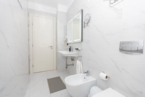 Triple Room with Balcony image 1