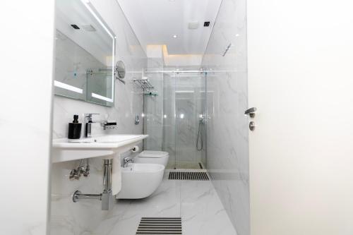 Triple Room with Balcony image 3