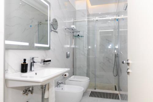 Triple Room with Balcony image 2