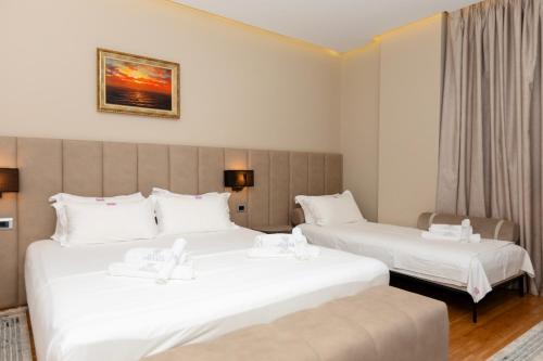 Triple Room with Balcony image 10