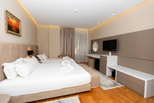 Triple Room with Balcony image 9