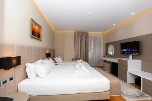 Triple Room with Balcony image 8