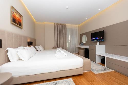 Triple Room with Balcony image 6