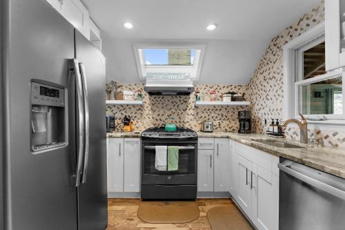 Charming Fairfield Cottage By The Sea in Fairfield, USA
