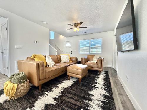 Entire Duplex near Zion with 2 hot tubs sleeps 9 - image 12