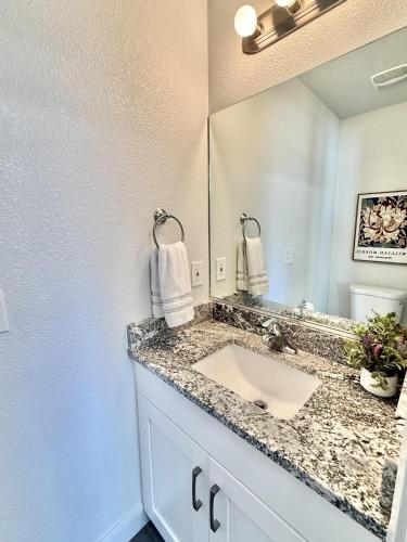 Entire Duplex near Zion with 2 hot tubs sleeps 9 - image 11