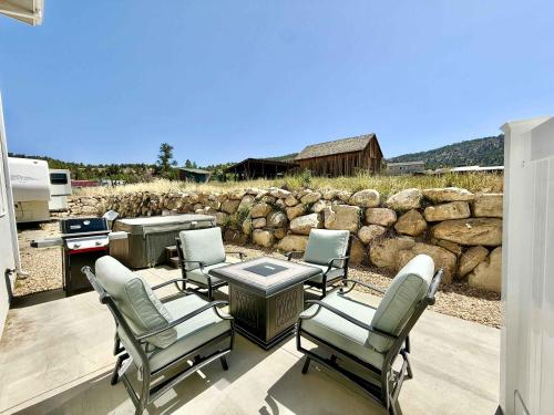 Entire Duplex near Zion with 2 hot tubs sleeps 9 - image 8