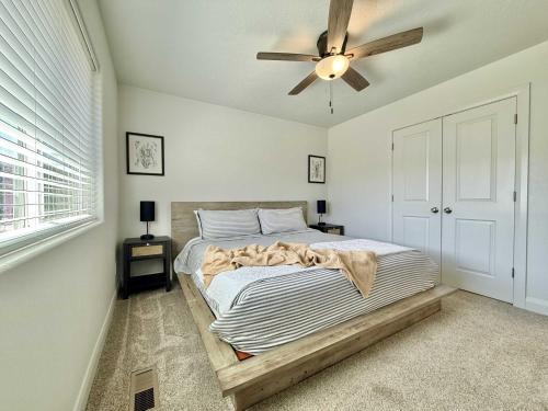 Entire Duplex near Zion with 2 hot tubs sleeps 9 - image 3
