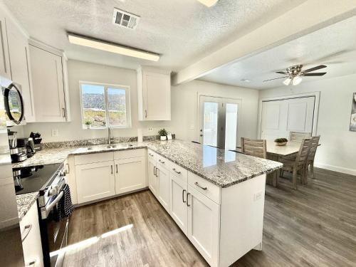 Townhome in Glendale UT near Zion with hot tub - image 4