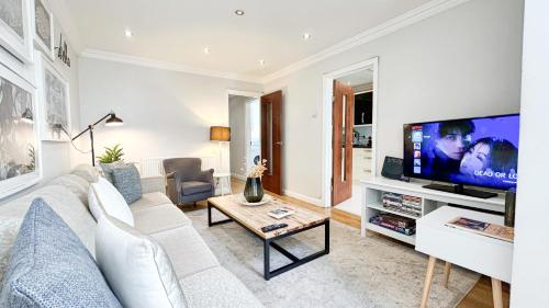 Lovely 4-Bedroom Kilburn Flat with Garden and Parking near Hampstead Heath, Abbey Road by Staylio London, Londyn