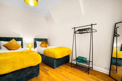 3 Bed House With Free Street Parking in 스메스윅