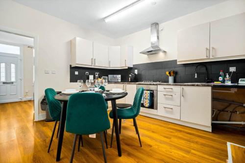 3 Bed House With Free Street Parking in 스메스윅