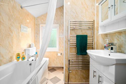 3 Bed House With Free Street Parking in 스메스윅