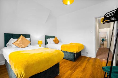 3 Bed House With Free Street Parking in 스메스윅