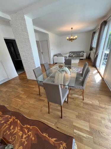 Maison jardin barbecue parking in Montbéliard